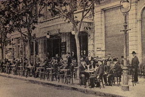 Principios de siglo en Café Tortoni. Era la época en la que se utilizaban mesas y sillas en la vereda.